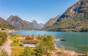 Two-Bedroom Holiday home with Sea View in Fjærland